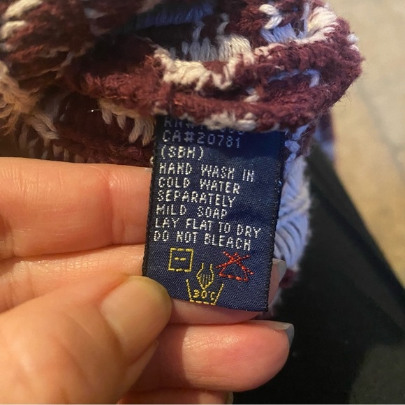 Vintage TOMMY HILFIGER Men Burgundy Pattern Snowflakes Sweater Size XL-Fit Small - Picture 8 of 8